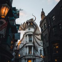 Bild der Gringotts Bank aus Harry Potter mit Drache